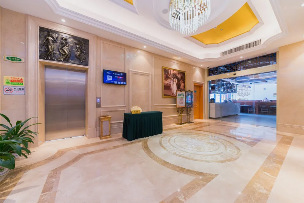 Vienna Hotel (Shenzhen Jixiang Metro Staion) 7/23