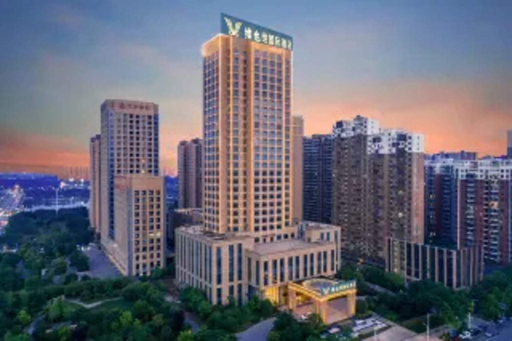 Daye Vienna International Hotel (Huangshi Daye Center High-speed Railway Station) 1/58