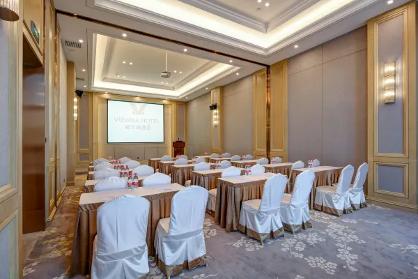 Vienna Hotel (Xi'an Qujiang Datang never night city) 24/40
