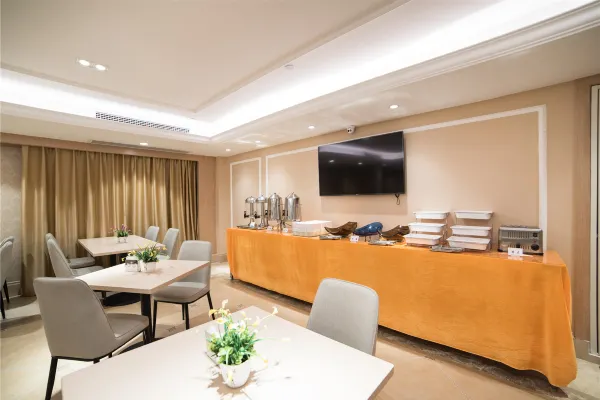 Vienna International Hotel (Xinyang Railway Station) 37/51