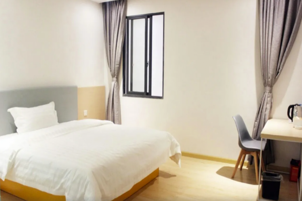 7 Days Inn (Chongqing Longtousi North Square of North Railway Station) 16/32