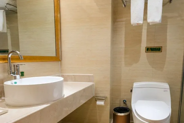 Vienna Hotel (Wuhan Central China Normal University, Huquan Metro Station) 7/13