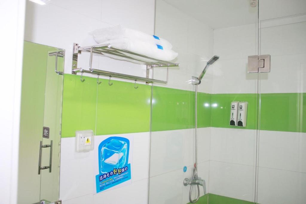 7 Days Inn (Chengdu East Railway Station Chengyu Flyover Metro Station) 7/31