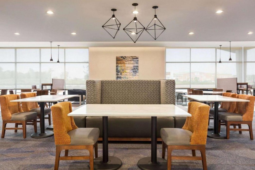 La Quinta Inn & Suites by Wyndham Mount Laurel / Moorestown 25/58