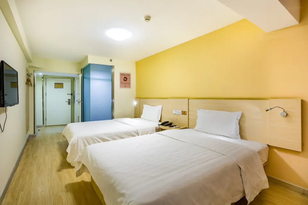 7 Days Inn (Beijing Pingguoyuan Metro Station North Jinding Street) 6/11