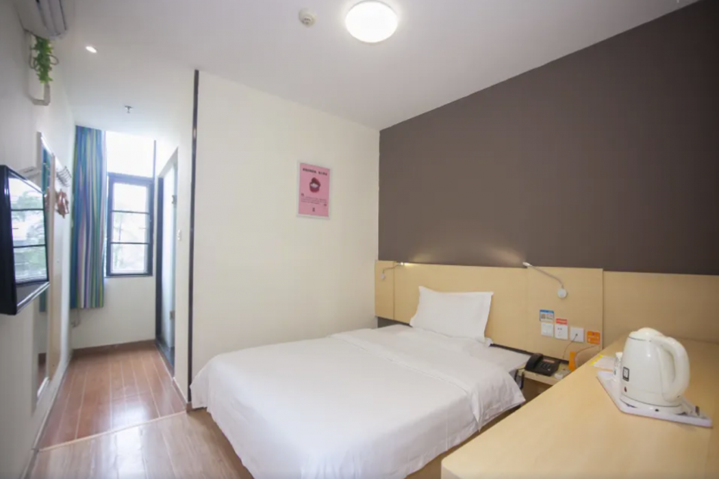 7 Days Inn (Guangzhou High-speed Railway Station Huijiang Metro Station) 12/37