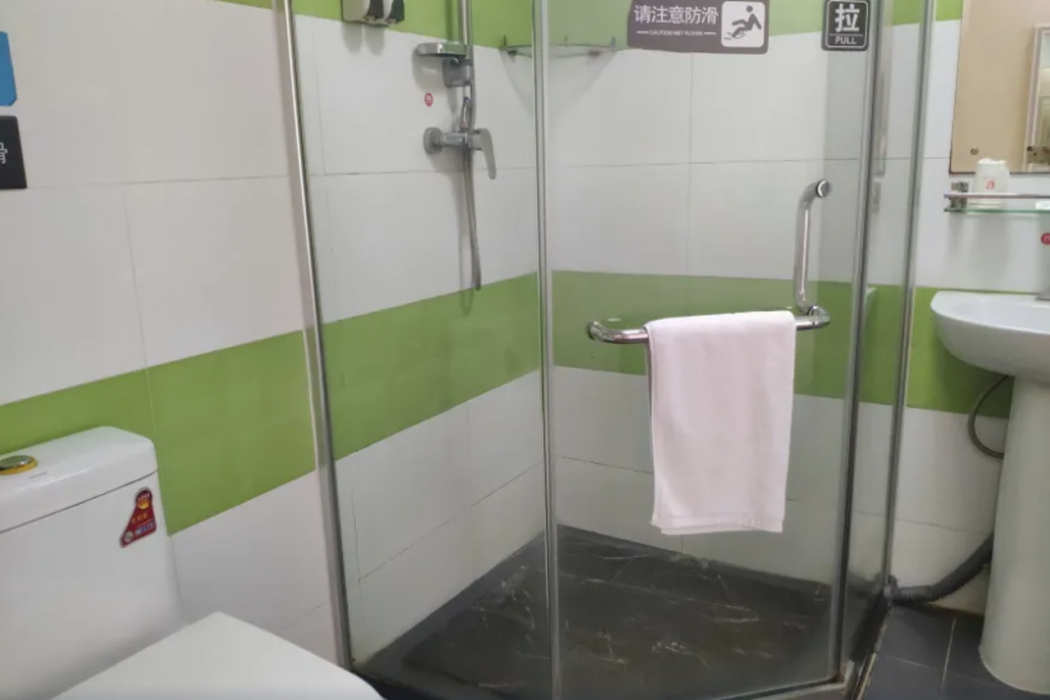 7 Days Inn (Guangzhou High-speed Railway Station Huijiang Metro Station) 25/37