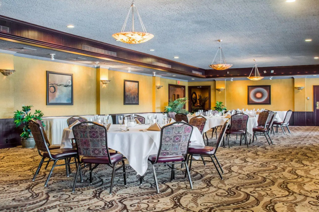 Clarion Hotel & Suites Riverfront Oswego 15/35