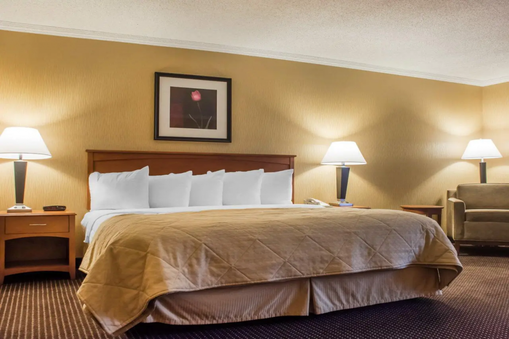 Clarion Hotel & Suites Riverfront Oswego 6/35