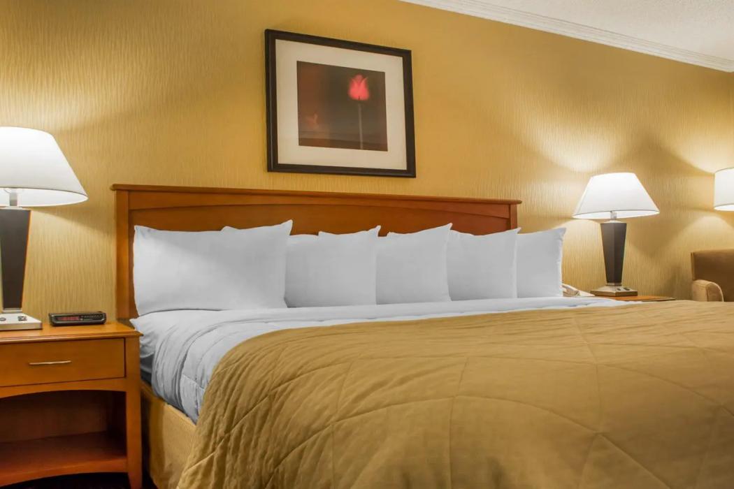 Clarion Hotel & Suites Riverfront Oswego 12/35