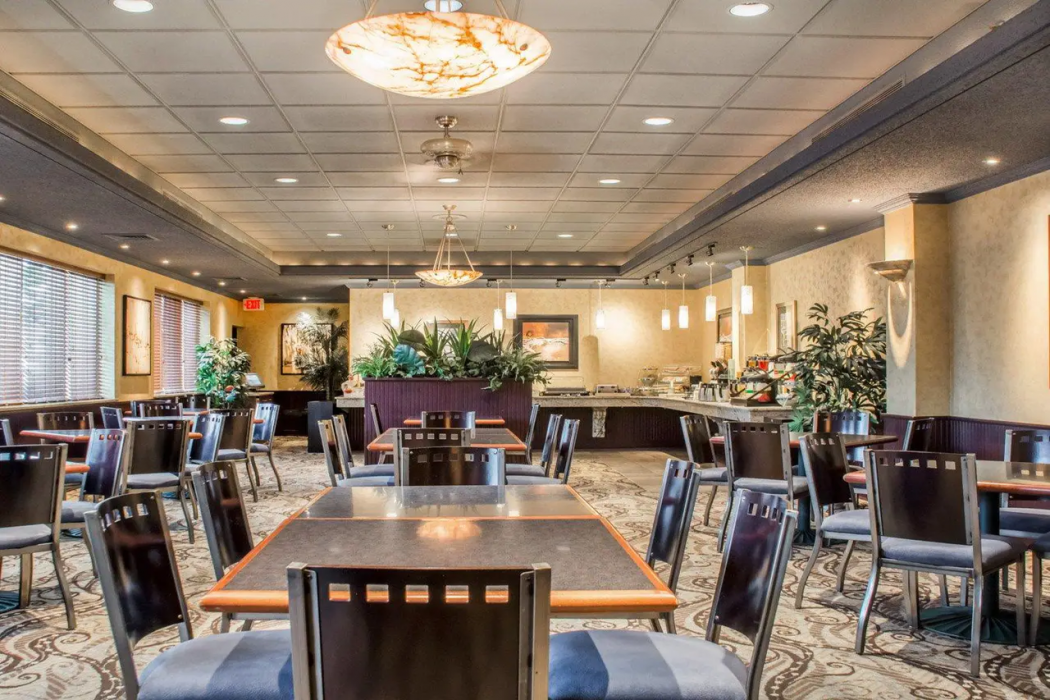 Clarion Hotel & Suites Riverfront Oswego 13/35
