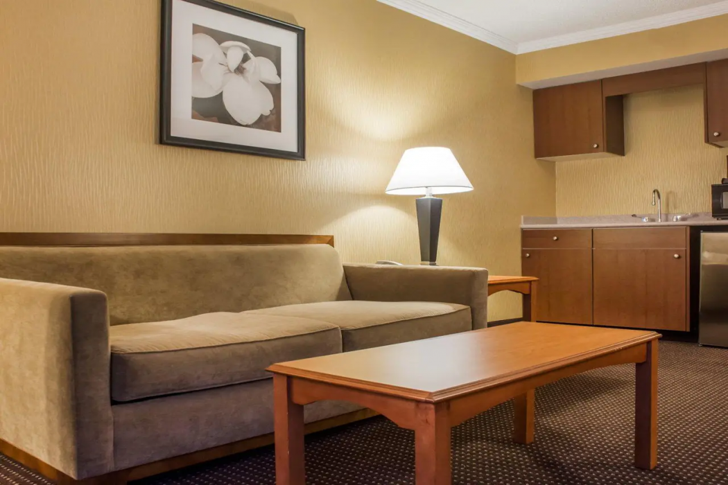 Clarion Hotel & Suites Riverfront Oswego 7/35