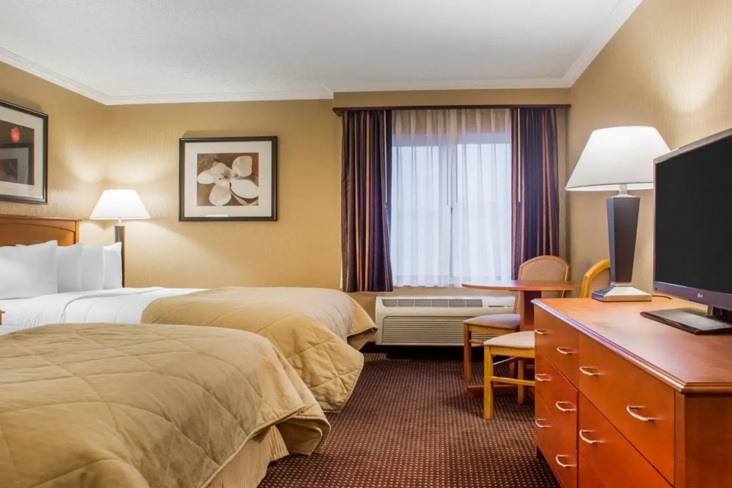 Clarion Hotel & Suites Riverfront Oswego 11/35