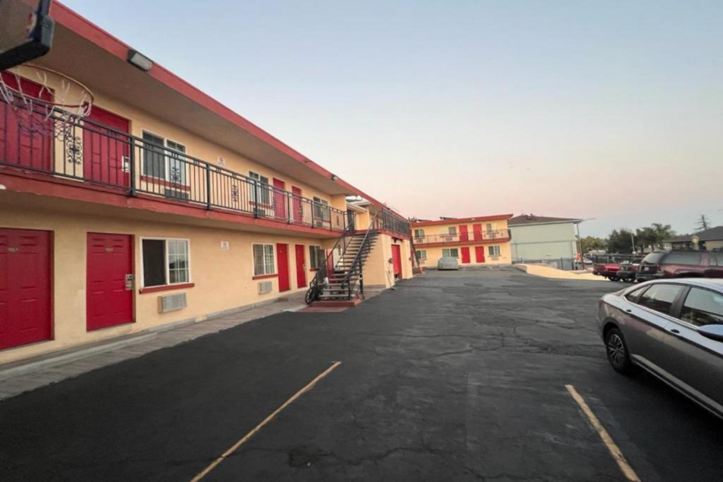 Premier Inn & Suites 1/19