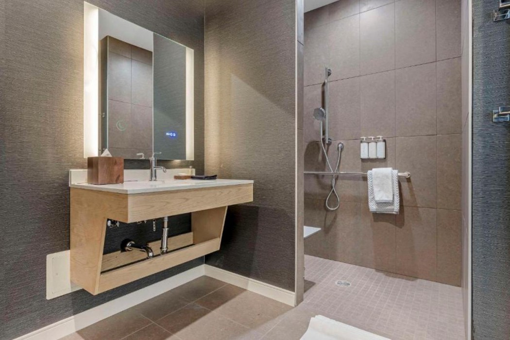Cambria Hotel Burbank Airport 14/26