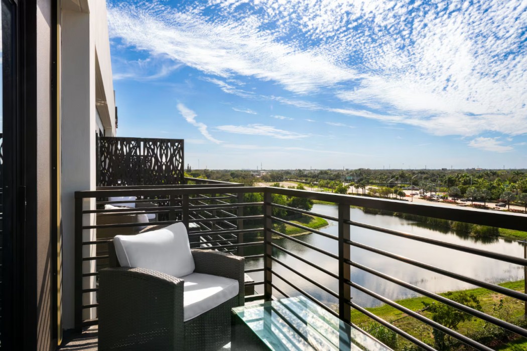 Dolce by Wyndham Hollywood 27/74