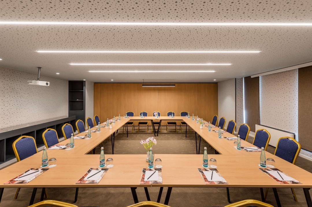 Mercure Tirana 30/73