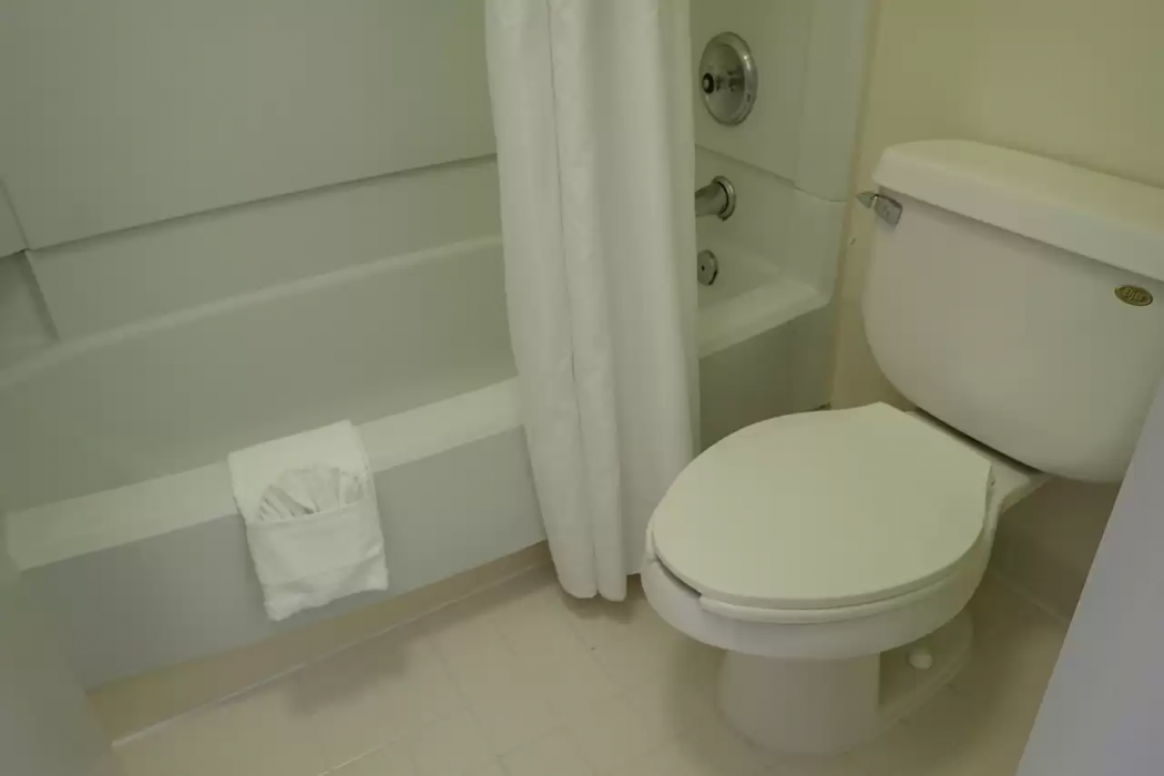 Suburban Studios Tysons Corner 8/22