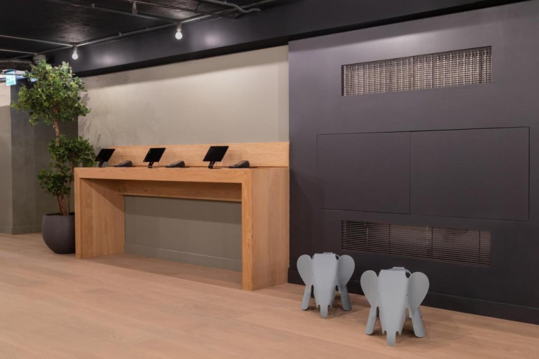 Zedwell Underground Tottenham Court Road 22/42