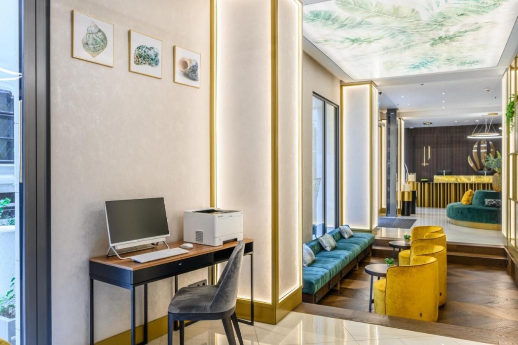 Hotel Emerald & Suites 27/56