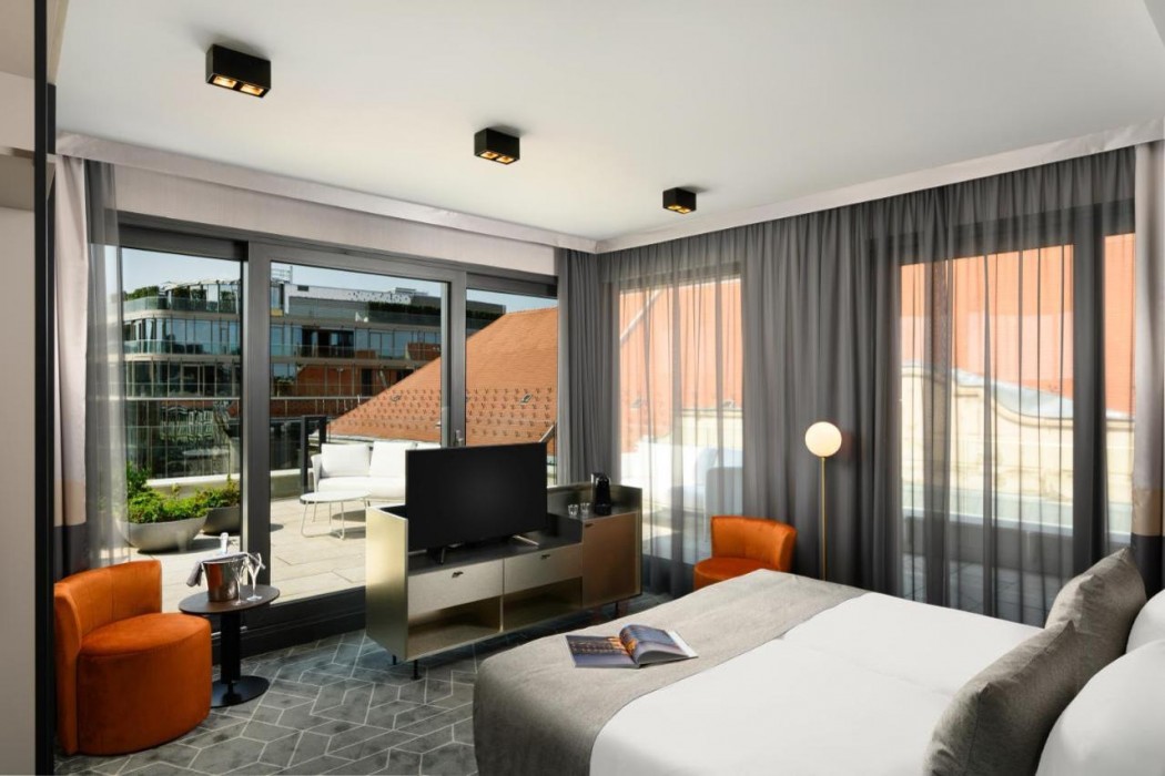 Hotel Emerald & Suites 6/56