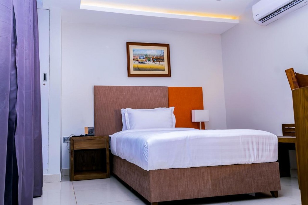 Canary Hotel 17/64