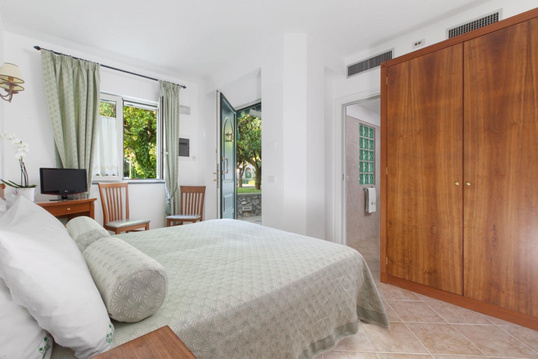 Relais 2 Pini Capri 6/38