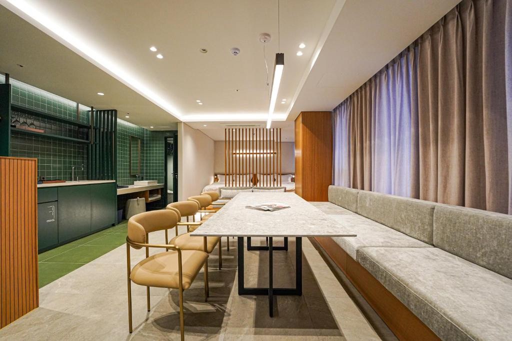 Hotel Ground 27 11/68