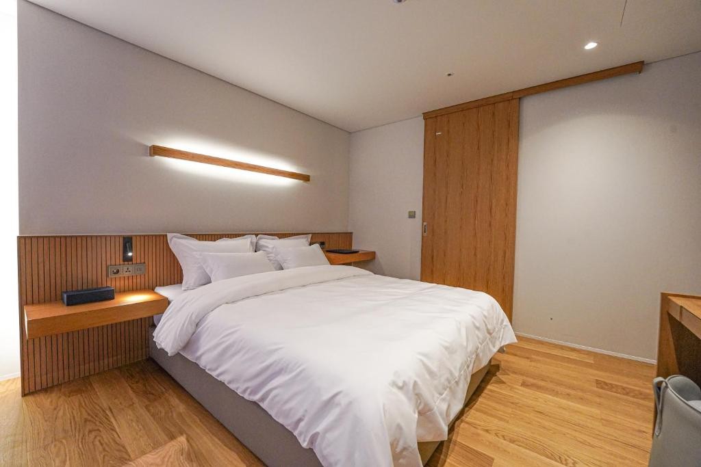 Hotel Ground 27 16/68