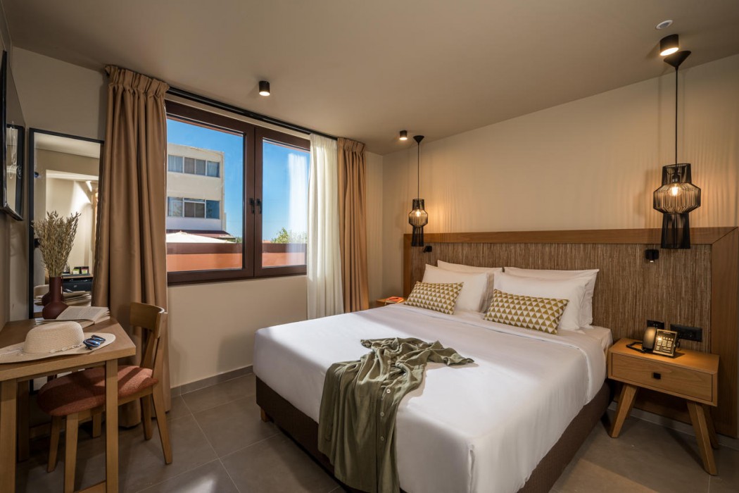 Pyria Hotel 12/80