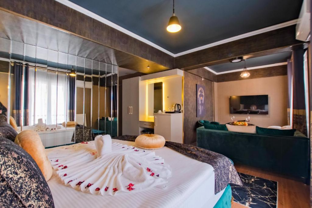 Moonday Hotel 8/44