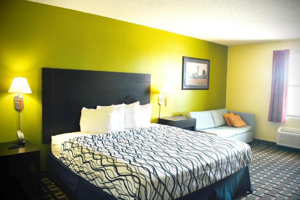 Days Inn by Wyndham Park City Kansas 8/28