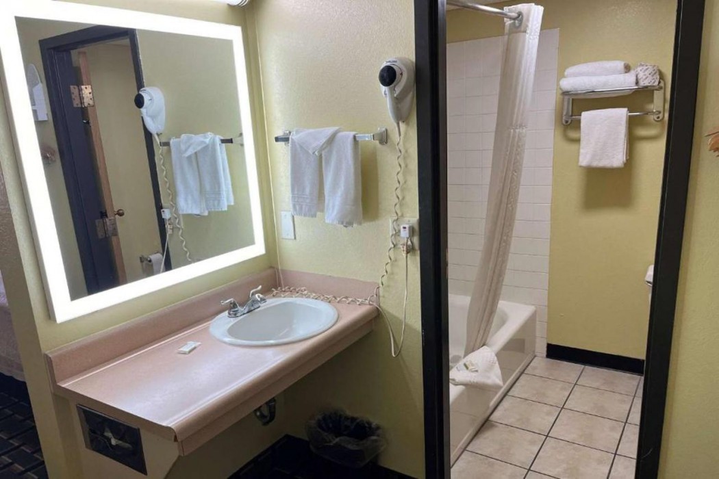 Days Inn by Wyndham Park City Kansas 5/28
