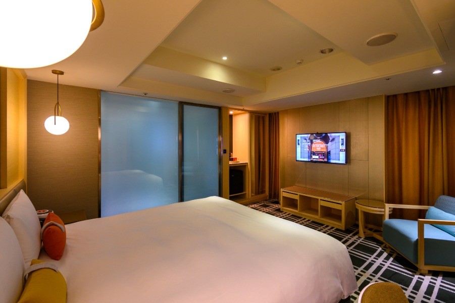 King Room with Bathtub