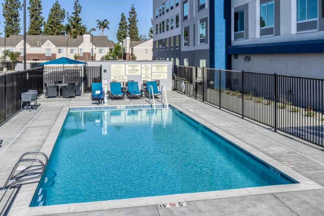 Hampton Inn & Suites Bakersfield Central 14/25