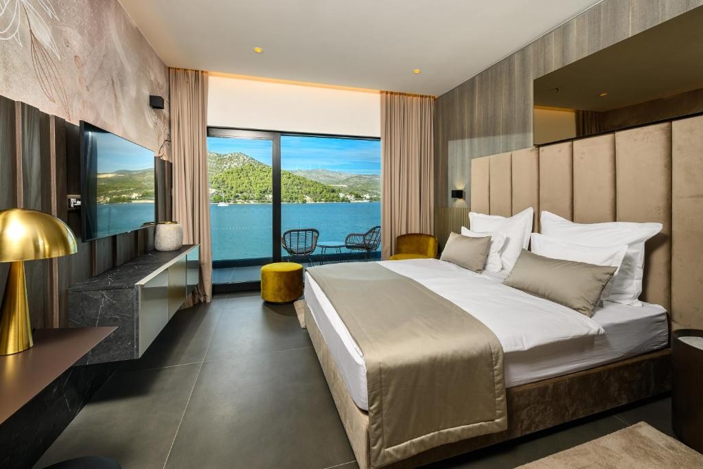 Marinus Beach Hotel 10/56