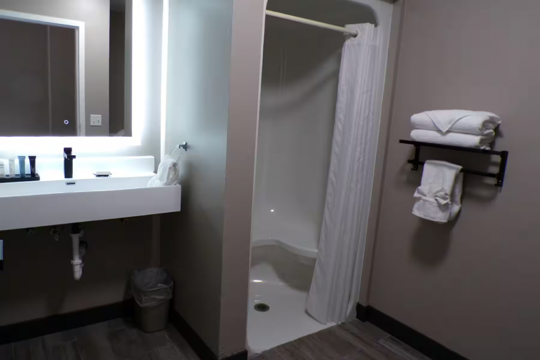 Luxor Inn and Suites, a Travelodge by Wyndham 4/23