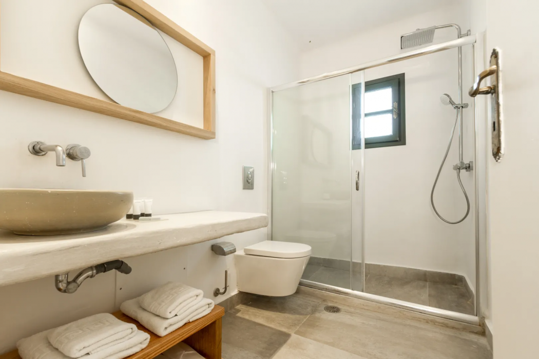 Amaze Suites 11/65
