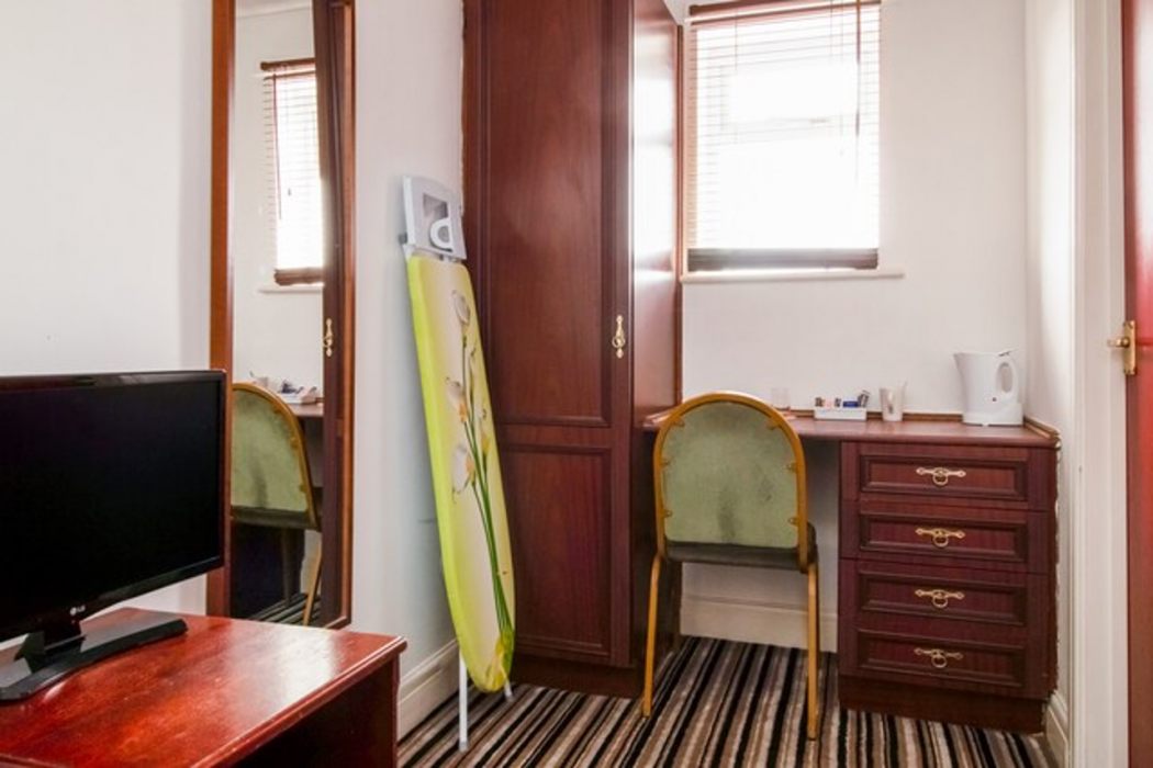 Commercial Hotel 8/9