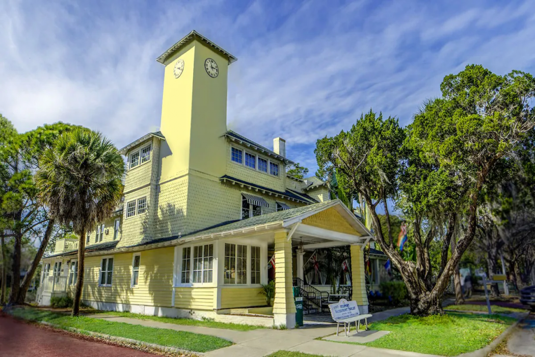 Peninsula Bed & Cocktails 1/60