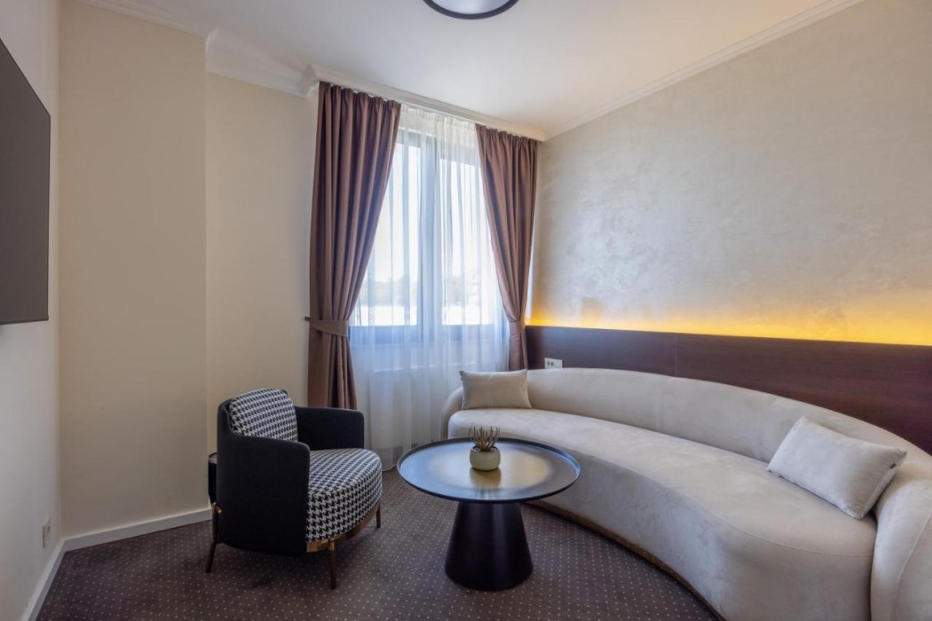 Hotel Nobel West 8/31