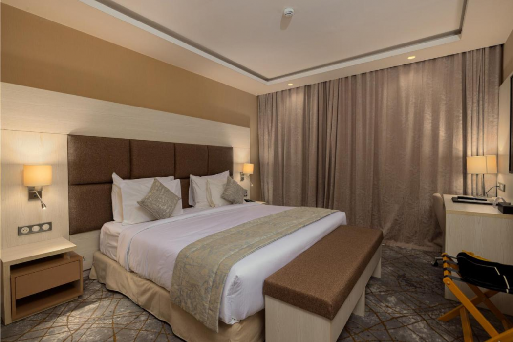2H Hotel 7/61