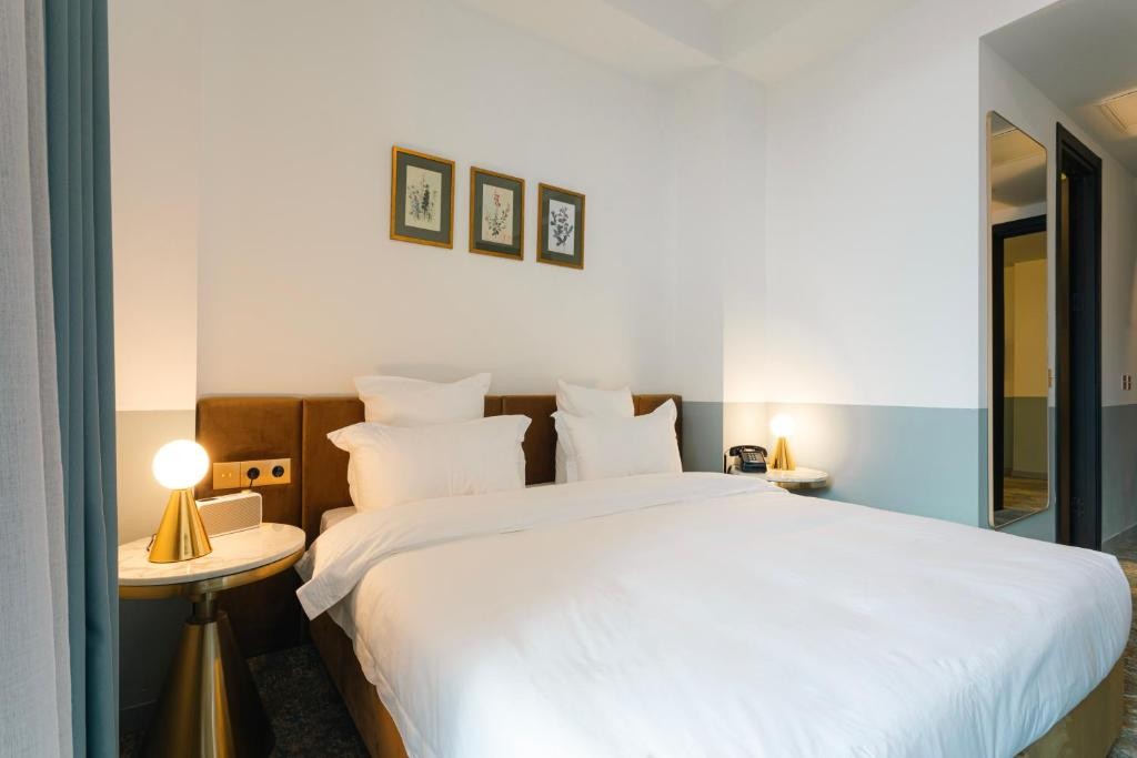 Castor and Pollux Hotel 8/69