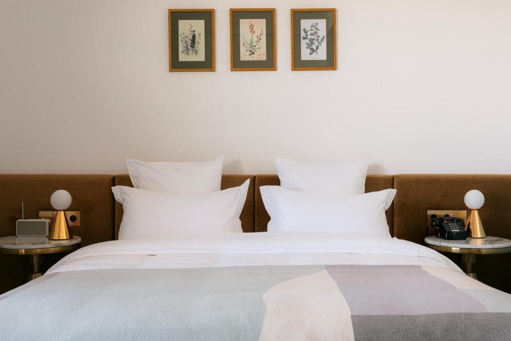 Castor and Pollux Hotel 6/69