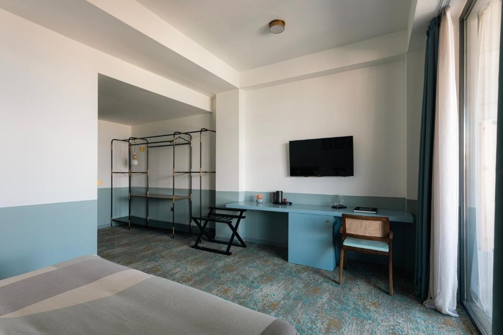 Castor and Pollux Hotel 11/69