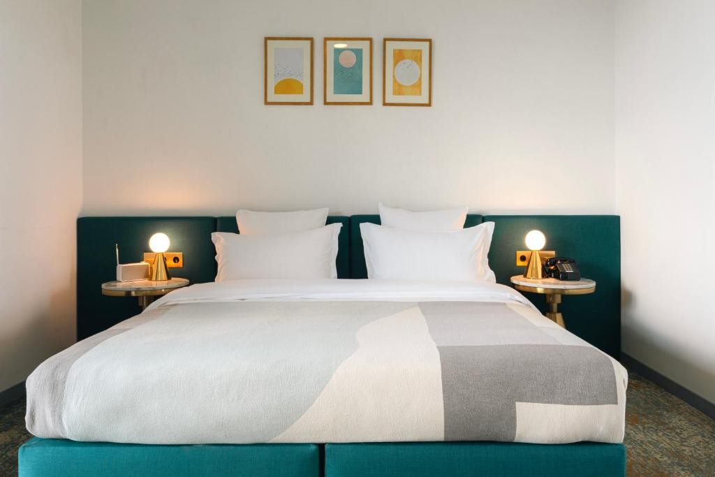 Castor and Pollux Hotel 7/69