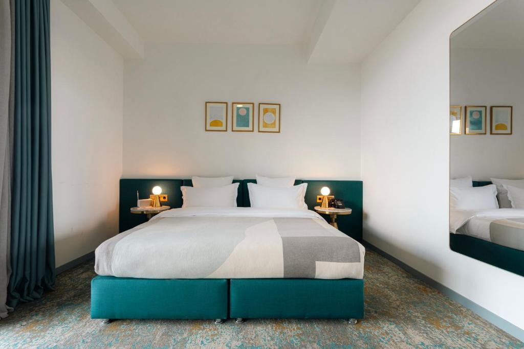 Castor and Pollux Hotel 10/69