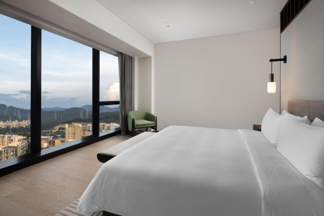 Room at New World Guangzhou Hotel, GUANGZHOU