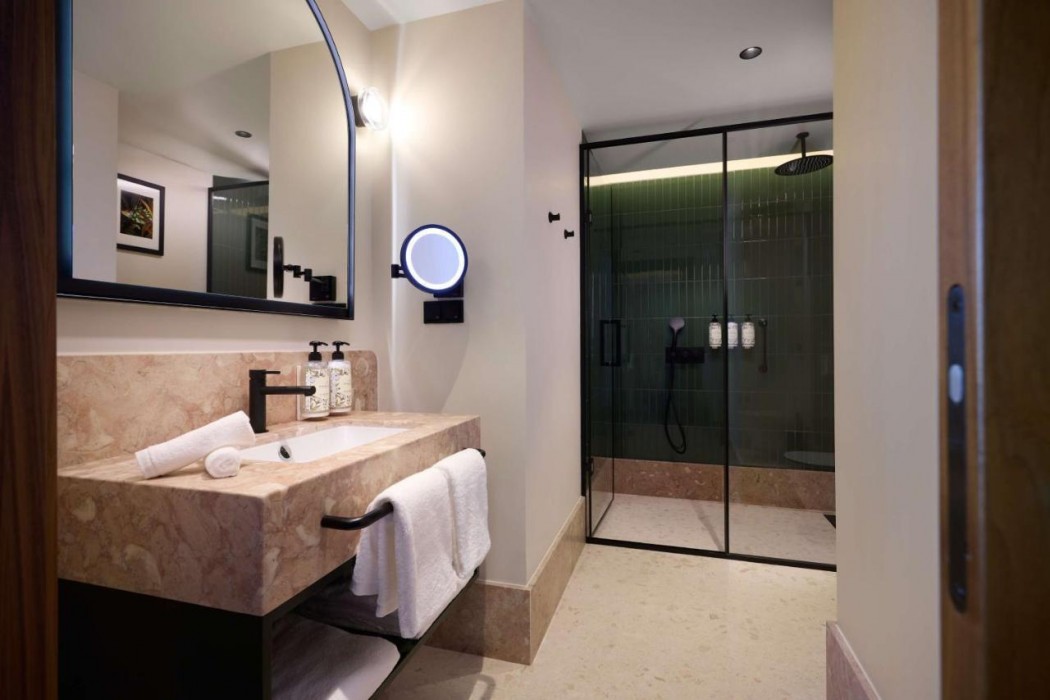 Duo Hotel Lisbon, Curio Collection by Hilton 8/32