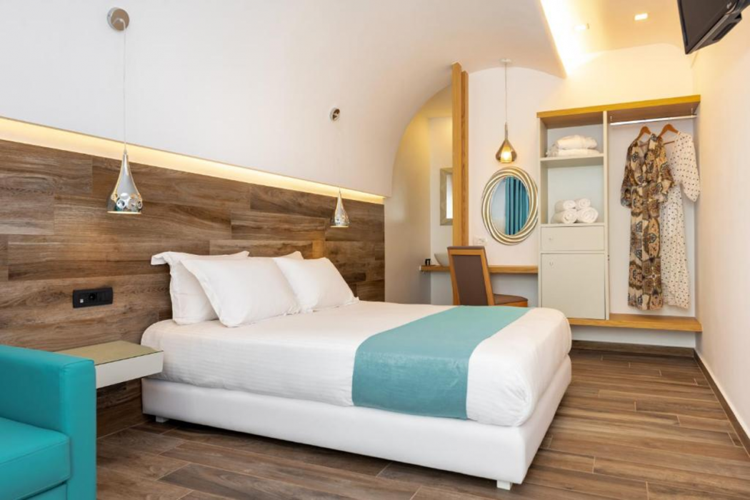 Deluxe Hotel Santorini 12/63